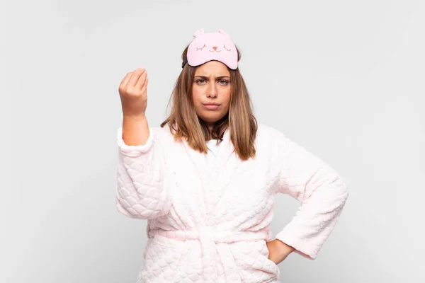 Ung Kvinna Bär Pyjamas Gör Capice Eller Pengar Gest Säger — Stockfoto