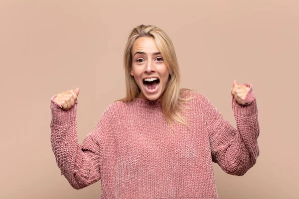 Mulher Sentindo Feliz Surpreso Orgulhoso Gritando Celebrando Sucesso Com Grande — Fotografia de Stock