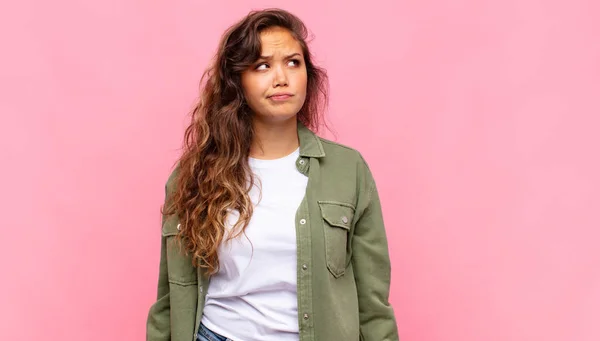 Vrouw Kijkt Verbaasd Verward Vraagt Zich Probeert Een Probleem Denken — Stockfoto