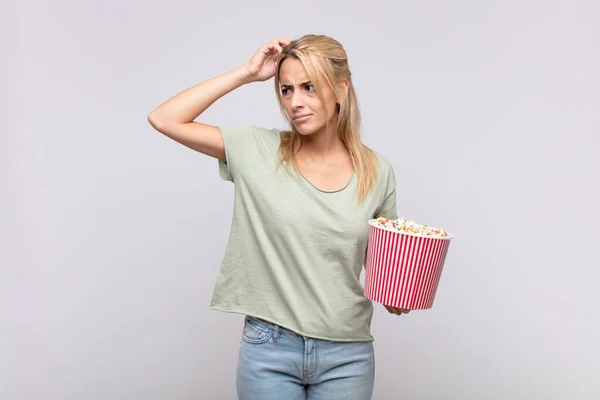 Young Woman Pop Corns Bucket Feeling Puzzled Confused Scratching Head — Stock Photo, Image