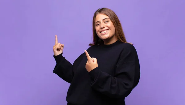 Giovane Donna Bionda Sorridente Felicemente Che Punta Lato Verso Alto — Foto Stock