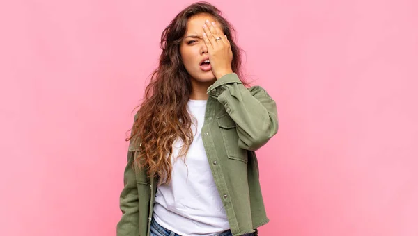 Donna Assonnata Annoiata Sbadigliante Con Mal Testa Una Mano Che — Foto Stock