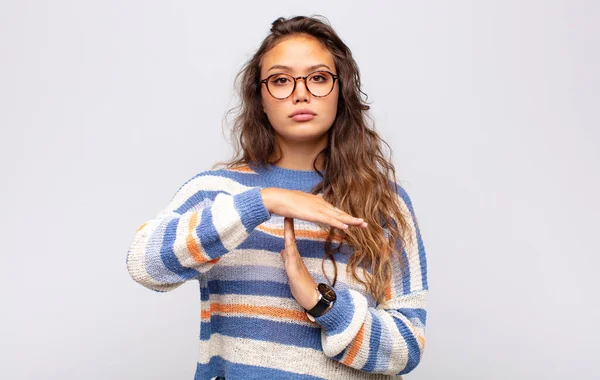 Kvinna Ser Allvarlig Sträng Arg Och Missnöjd Gör Time Out — Stockfoto