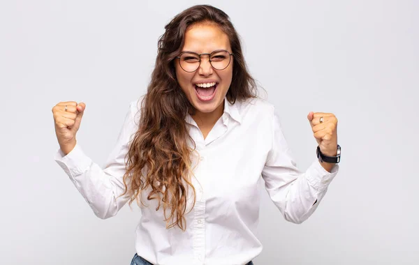 Frau Fühlt Sich Glücklich Überrascht Und Stolz Schreit Und Feiert — Stockfoto