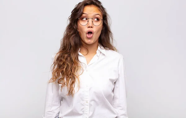 Mujer Sintiéndose Conmocionada Feliz Asombrada Sorprendida Mirando Lado Con Boca — Foto de Stock