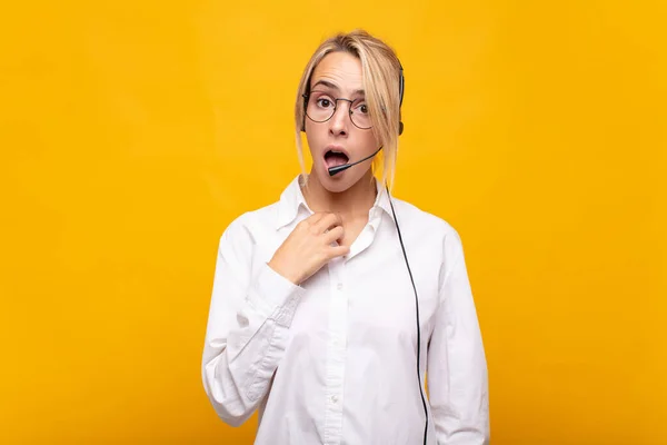 Young Woman Telemarketer Looking Shocked Surprised Mouth Wide Open Pointing — Stock Photo, Image