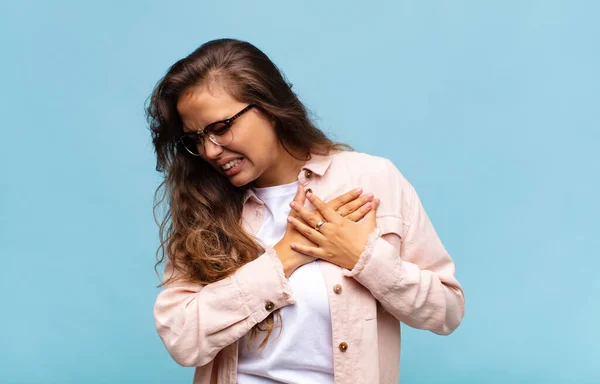 Mujer Que Triste Herida Con Corazón Roto Sosteniendo Ambas Manos — Foto de Stock