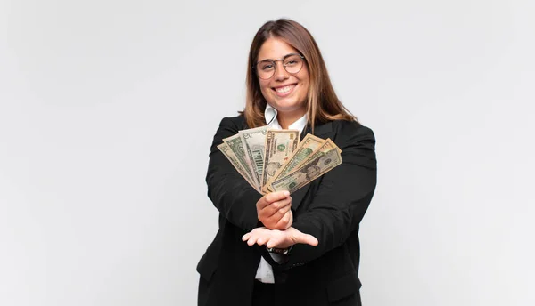 Mujer Joven Con Billetes Sonriendo Felizmente Con Mirada Amistosa Segura —  Fotos de Stock