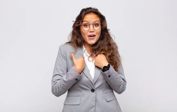 Kvinna Känner Sig Glad Förvånad Och Stolt Pekar Sig Själv — Stockfoto