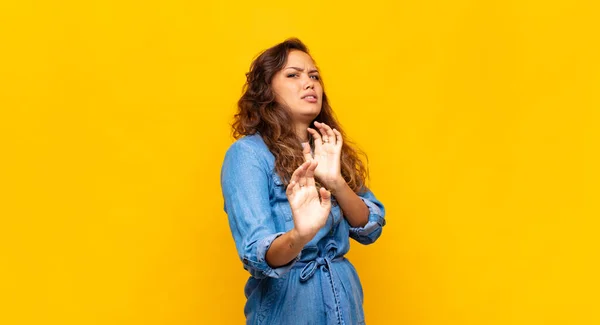 Mujer Sintiéndose Asqueada Nauseabunda Alejándose Algo Desagradable Maloliente Apestoso Diciendo — Foto de Stock