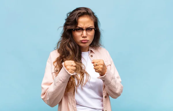 Frau Sieht Selbstbewusst Wütend Stark Und Aggressiv Aus Mit Fäusten — Stockfoto