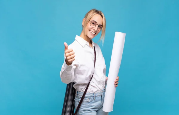 Junge Architektin Fühlt Sich Stolz Unbeschwert Selbstbewusst Und Glücklich Lächelt — Stockfoto