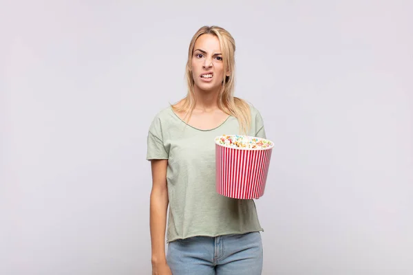 Young Woman Pop Corns Bucket Feeling Puzzled Confused Dumb Stunned – stockfoto