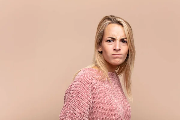 Mujer Con Expresión Tonta Loca Sorprendida Mejillas Hinchadas Sensación Relleno —  Fotos de Stock