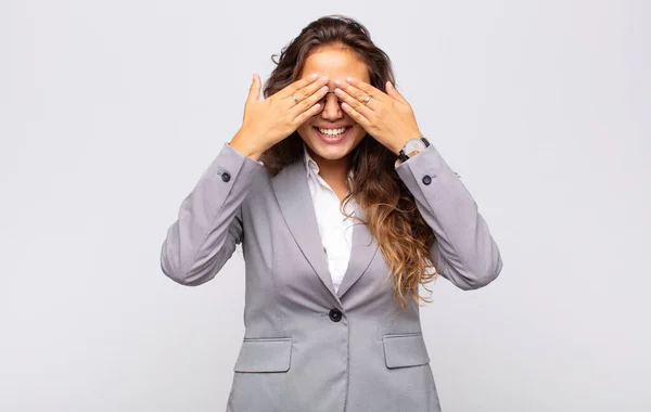 Mulher Sorrindo Sentindo Feliz Cobrindo Olhos Com Duas Mãos Esperando — Fotografia de Stock