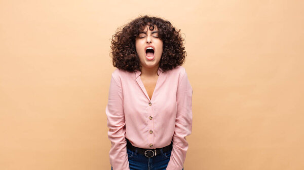 женщина агрессивно кричит, выглядит очень злой, расстроенной, возмущенной или раздраженной, кричит "нет"