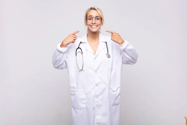 Joven Médico Sonriendo Con Confianza Señalando Propia Amplia Sonrisa Actitud —  Fotos de Stock