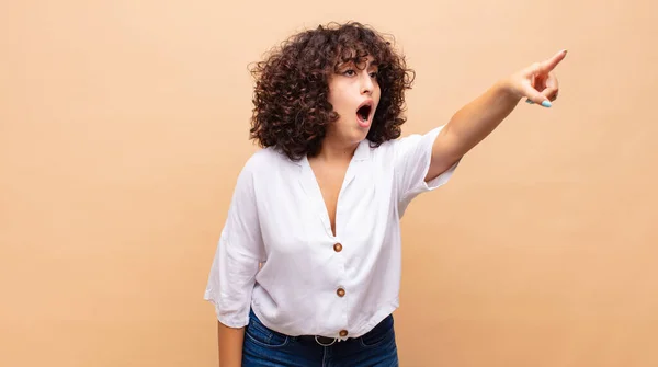 Frau Ist Schockiert Und Überrascht Zeigt Ehrfürchtig Nach Oben Und — Stockfoto