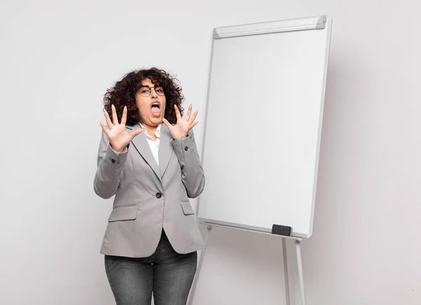 Vrouw Die Zich Doodsbang Voelt Zich Terugtrekt Schreeuwt Van Schrik — Stockfoto