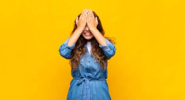 Kadın stresli ve endişeli, depresif ve hayal kırıklığına uğramış hissediyor, iki elini de başa kaldırıyor.