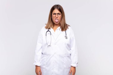 Genç kadın doktor, tiksinti ve tedirginlik duyuyor, dilini dışarı çıkarıyor, iğrenç ve tiksindirici şeylerden hoşlanmıyor.