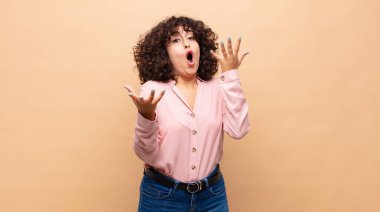 Kadın ağzı açık ve şaşkın, şok olmuş ve hayrete düşmüş inanılmaz bir sürprizle