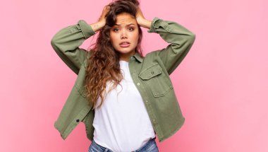 Kadın kendini stresli, endişeli, endişeli ya da korkmuş hissediyor. Elleri başının üstünde, hatayla panikliyor.