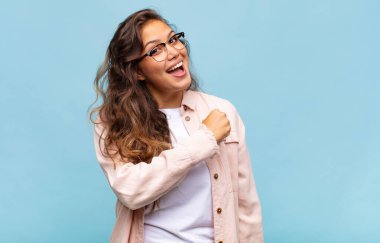 Kadın mutlu, pozitif ve başarılı hissediyor, bir meydan okumayla karşılaştığında motive oluyor veya iyi sonuçları kutluyor.