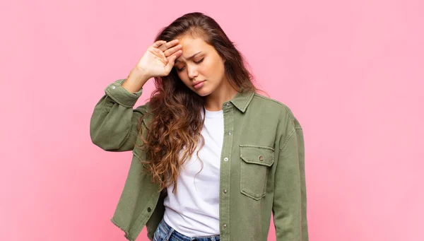 Donna Che Sembra Stressata Stanca Frustrata Sudore Secco Sulla Fronte — Foto Stock