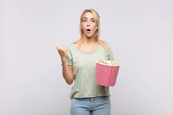 Young Woman Pop Corns Bucket Looking Astonished Disbelief Pointing Object — Stock Photo, Image