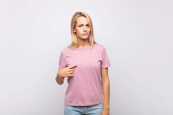 Mujer Que Orgullosa Segura Feliz Sonriendo Señalándose Misma Haciendo Señal —  Fotos de Stock