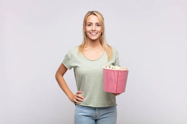 Mladá Žena Popcornem Kýbl Šťastně Usmívá Rukou Boku Sebevědomý Pozitivní — Stock fotografie