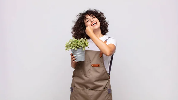 Νεαρή Κηπουρός Γυναίκα Αισθάνεται Ευτυχισμένη Θετική Και Επιτυχημένη Κίνητρα Όταν — Φωτογραφία Αρχείου