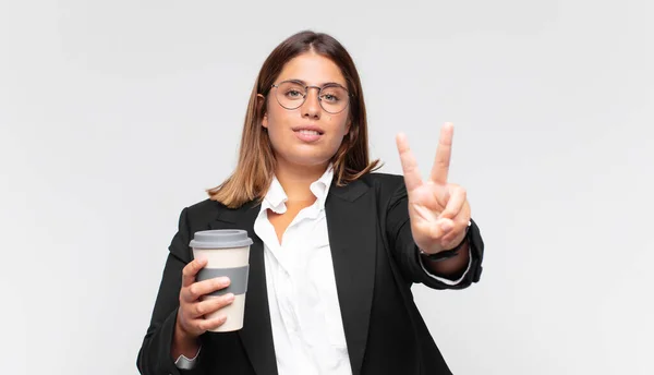 Giovane Donna Affari Con Caffè Sorridente Dall Aspetto Amichevole Mostrando — Foto Stock