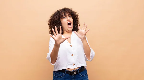 Mulher Sentindo Aterrorizada Recuando Gritando Horror Pânico Reagindo Pesadelo — Fotografia de Stock