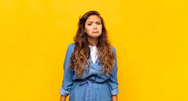 Mujer Sintiéndose Triste Llorona Con Una Mirada Infeliz Llorando Con — Foto de Stock