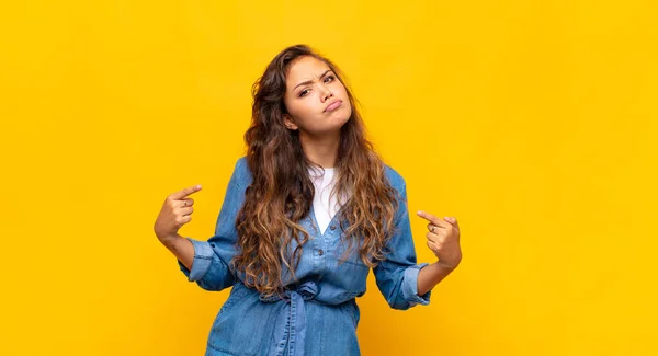 Mulher Com Uma Atitude Ruim Olhar Orgulhoso Agressivo Apontando Para — Fotografia de Stock