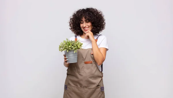 Νεαρή Κηπουρός Γυναίκα Χαμογελά Μια Ευτυχισμένη Αυτοπεποίθηση Έκφραση Χέρι Στο — Φωτογραφία Αρχείου