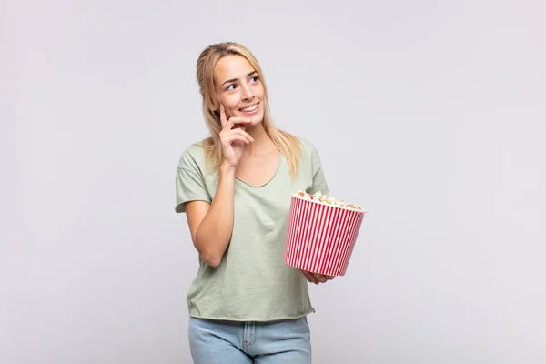 Mladá Žena Popcornským Kbelíkem Šťastně Usmívá Sní Nebo Pochybuje Dívá — Stock fotografie