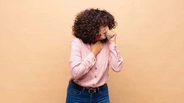 Mulher Sentindo Mal Com Uma Dor Garganta Sintomas Gripe Tosse — Fotografia de Stock