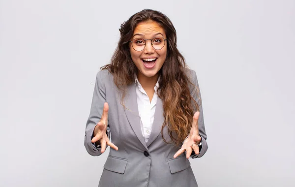 Frau Die Sich Glücklich Erstaunt Glücklich Und Überrascht Fühlt Als — Stockfoto