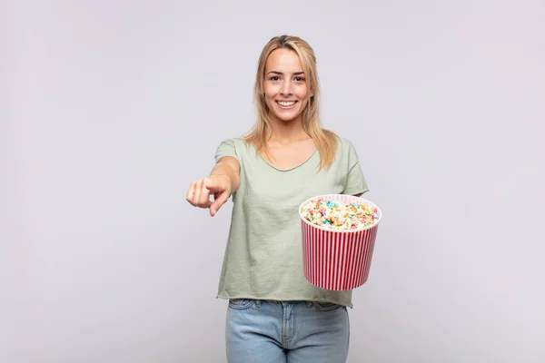 Young Woman Pop Corns Bucket Pointing Camera Satisfied Confident Friendly — Stock Photo, Image