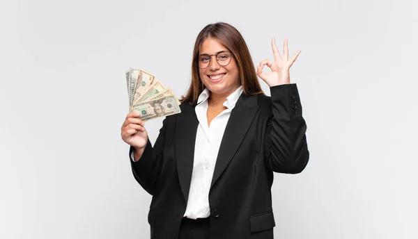 Mujer Joven Con Billetes Sintiéndose Feliz Relajada Satisfecha Mostrando Aprobación —  Fotos de Stock