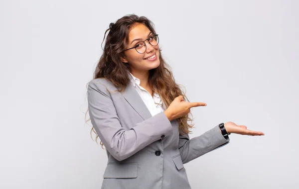 Kvinnan Ler Känner Sig Lycklig Bekymmerslös Och Nöjd Pekar Koncept — Stockfoto