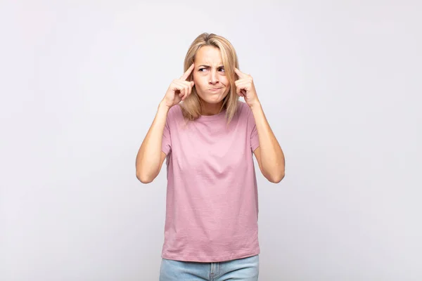 Woman Looking Concentrated Thinking Hard Idea Imagining Solution Challenge Problem — Stock Photo, Image