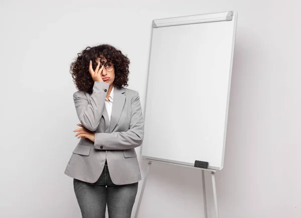 Frau Fühlt Sich Gelangweilt Frustriert Und Schläfrig Nach Einer Ermüdenden — Stockfoto