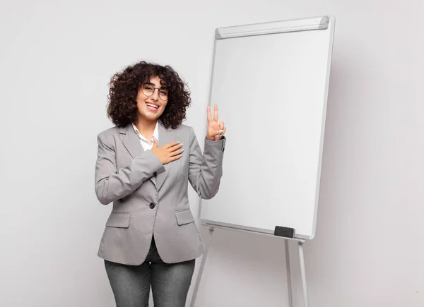 Mujer Que Feliz Confiada Confiable Sonriente Mostrando Signo Victoria Con —  Fotos de Stock