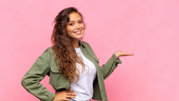 Frau Lächelt Fühlt Sich Selbstbewusst Erfolgreich Und Glücklich Zeigt Konzept — Stockfoto