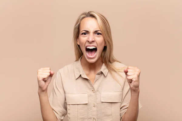 怒りの表情で積極的に叫ぶ女や成功を祝う拳で叫ぶ女 — ストック写真