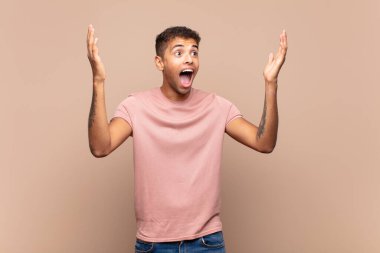  Mutlu, şaşkın, şanslı ve şaşırmış hissediyorum. Zaferi iki elim havada kutluyorum.